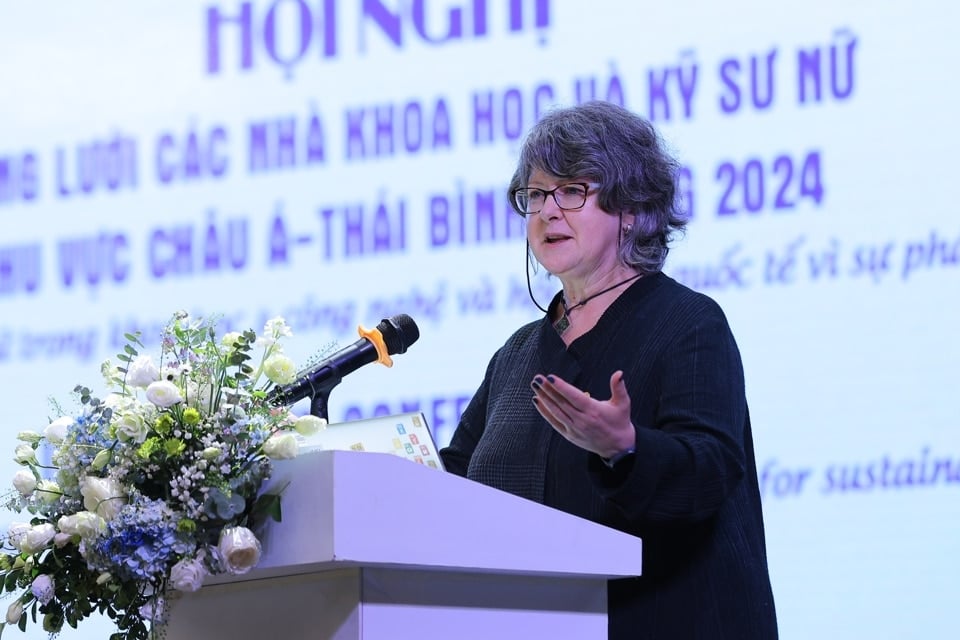 TS Sarah Peers ប្រធាន INWES ថ្លែងនៅក្នុងកិច្ចប្រជុំបិទសន្និសីទ INWES-APNN 2024 ។ រូបថត៖ Hoang Toan