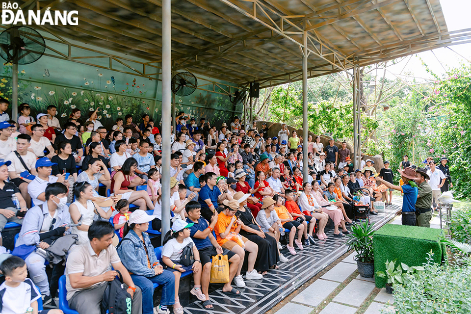 Du khách thích thú thưởng thức show diễn kỳ quan chim muông tại Công viên suối khoáng nóng Núi Thần Tài. Ảnh: THU HÀ