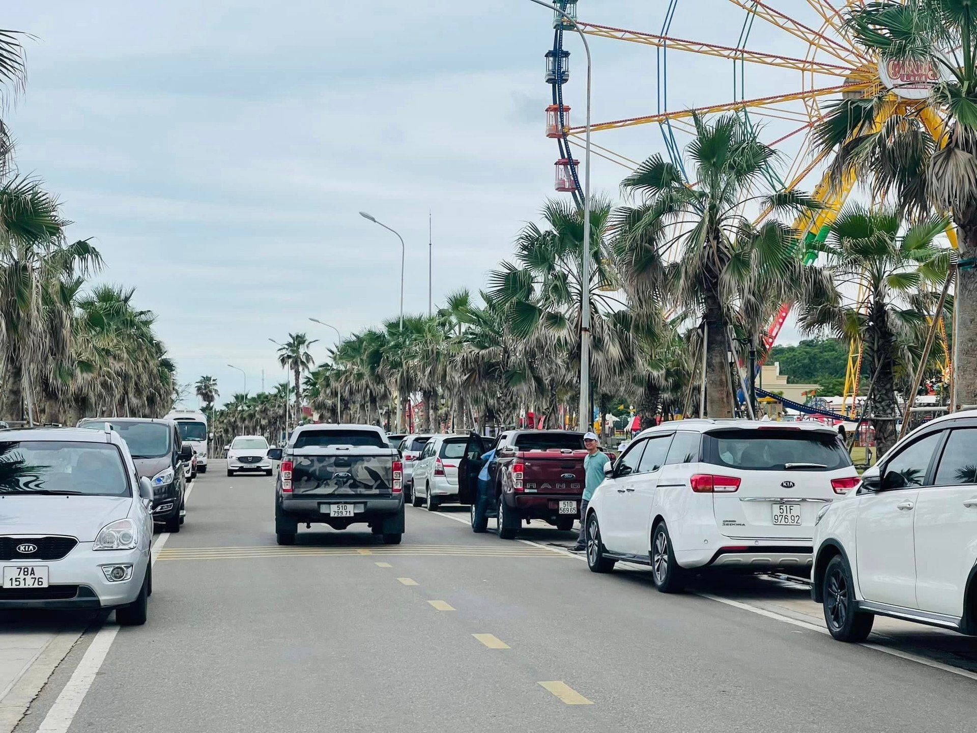 Dernières vacances en famille avant le retour des enfants à l'école, c'est pourquoi les destinations proches de Ho Chi Minh-Ville comme Phan Thiet et Vung Tau attirent toujours les visiteurs. (Photo : C. Thao)