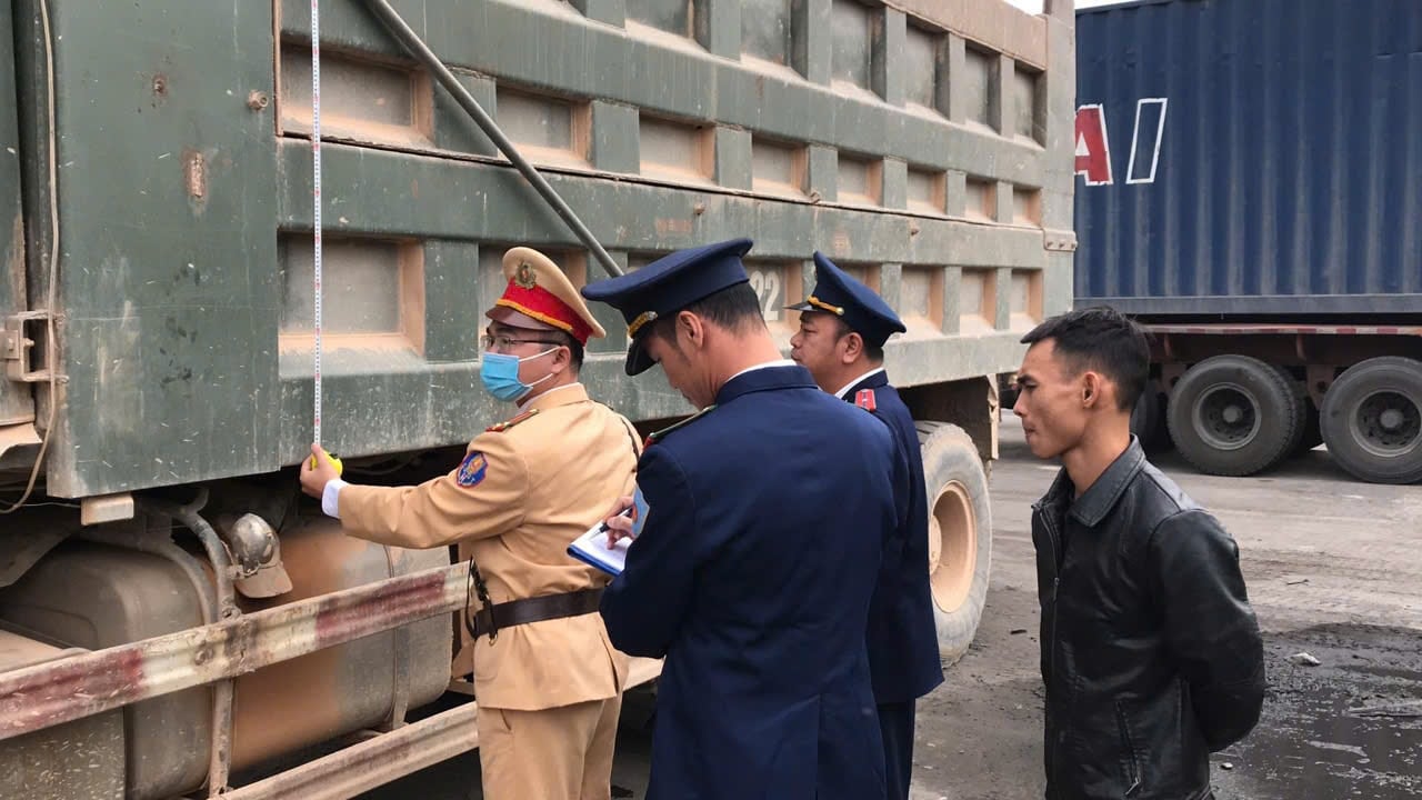 18 cases of violations related to overloaded vehicles were fined in Kinh Mon