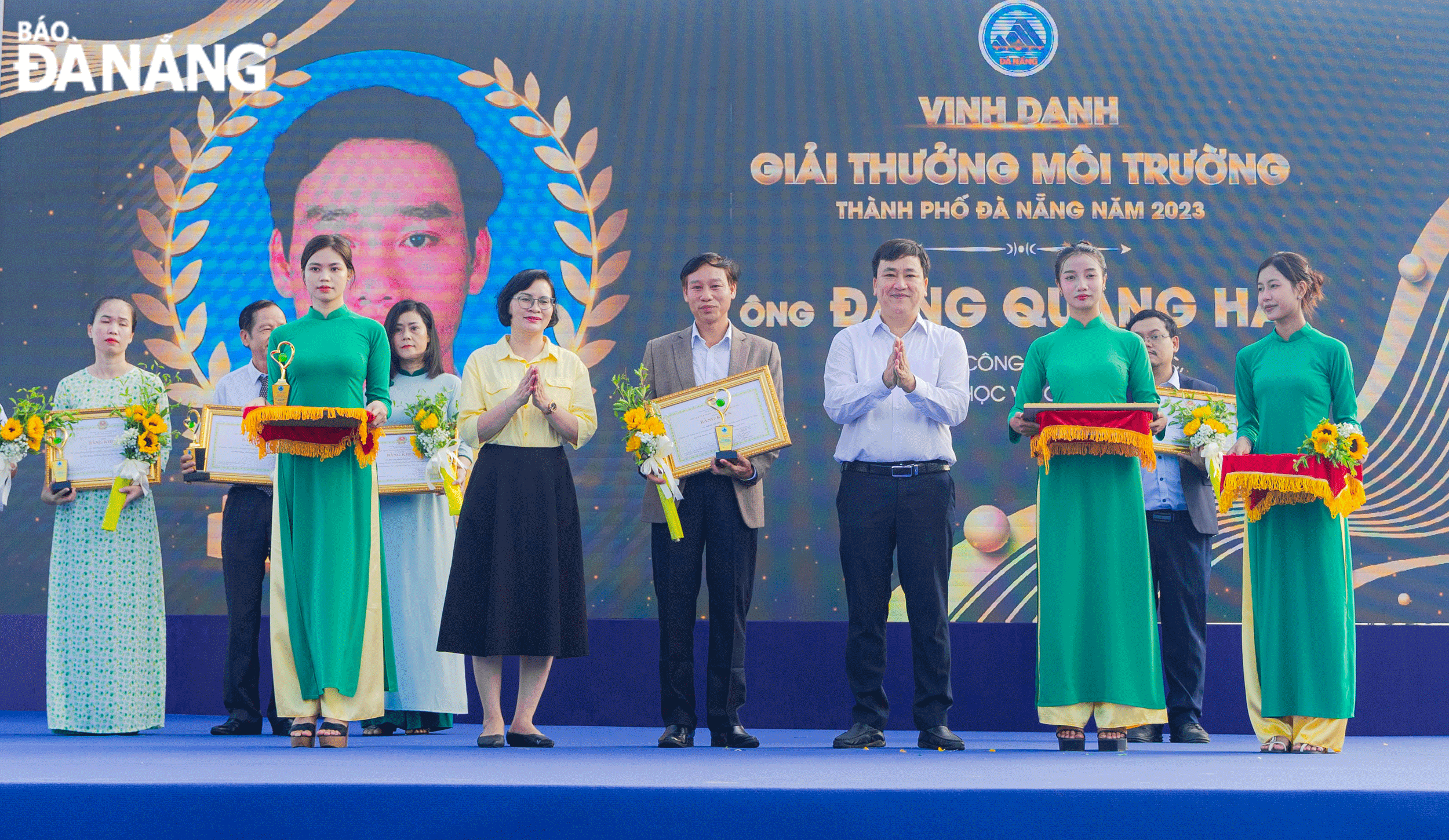 TS. Dang Quang Hai wurde die Ehre zuteil, vom Vorsitzenden des städtischen Volkskomitees eine Verdiensturkunde für den Da Nang City Environment Award 2023 entgegenzunehmen. Foto: VAN HOANG