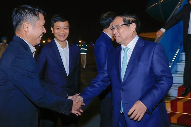 Arrivée du Premier ministre Pham Minh Chinh à Hanoï, concluant sa visite de travail au Laos