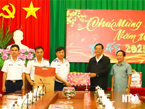 Comrade Nguyen Duc Thanh, Member of the Party Central Committee, Secretary of the Provincial Party Committee received the delegation of the Coast Guard Region 3 Command to visit and wish Happy New Year.