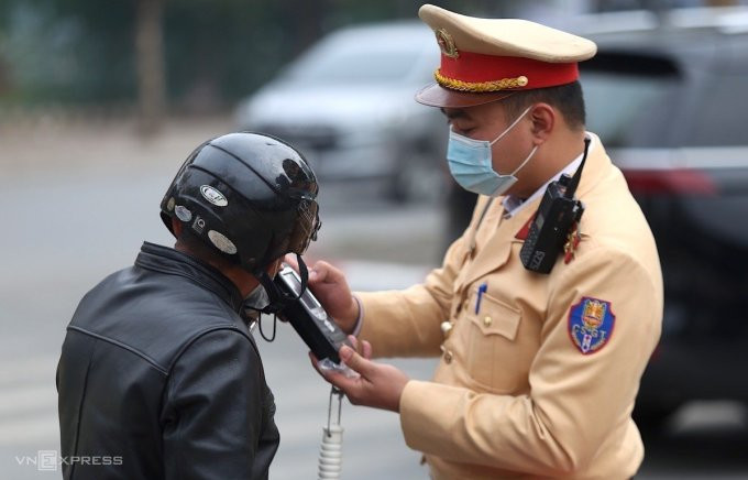 La police de la circulation inflige des amendes aux contrevenants à Hanoi. Photo : Gia Chinh