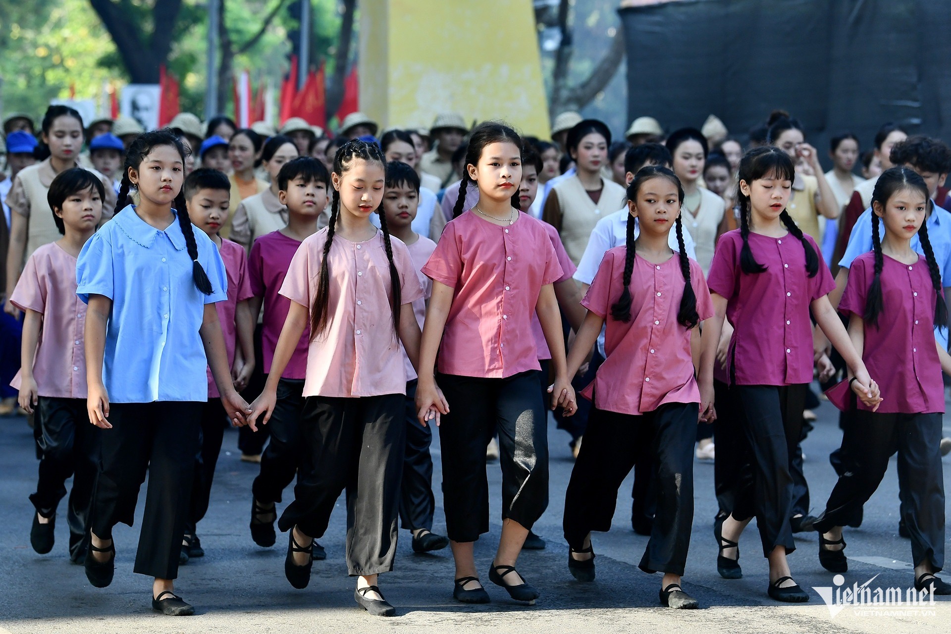 ภาพประทับใจเมื่อคน 8,000 คนแสดงสดฉากวันปลดปล่อยเมืองหลวงริมทะเลสาบฮว่านเกี๋ยม ภาพที่ 10