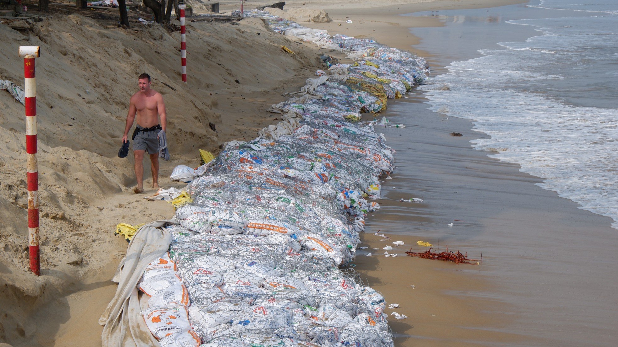 Scene of hundreds of meters of temporary dike built to save 'most beautiful beach in Asia' photo 8