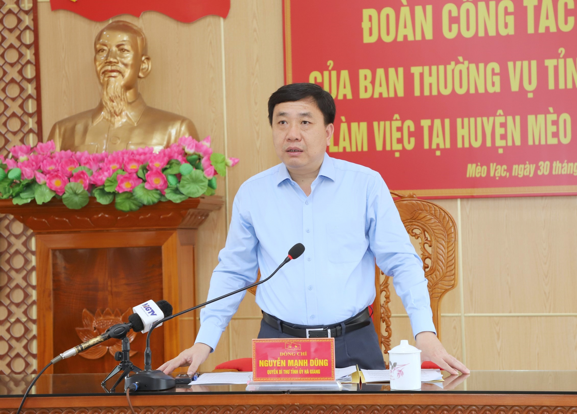 Acting Provincial Party Secretary Nguyen Manh Dung delivered a concluding speech at the meeting.