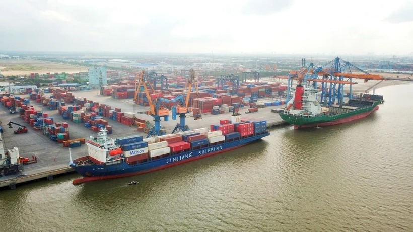Carga y descarga de contenedores en un puerto marítimo vietnamita. (Foto: PV/Vietnam+)