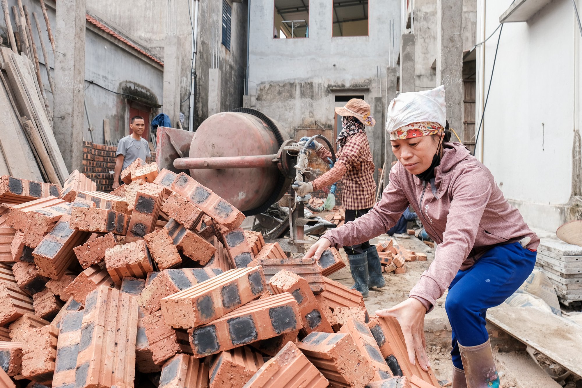 Tin tức sáng 12-1: Bộ Tài chính nghiêm cấm biếu, tặng quà Tết cho lãnh đạo dưới mọi hình thức - Ảnh 1.