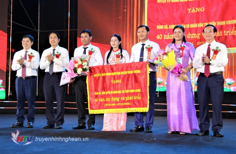 Los líderes del Comité Distrital del Partido, del Consejo Popular, del Comité Popular y del Comité del Frente de la Patria del distrito de Thanh Chuong entregaron una pancarta al Comité del Partido, al Gobierno y al pueblo de la ciudad de Thanh Chuong.