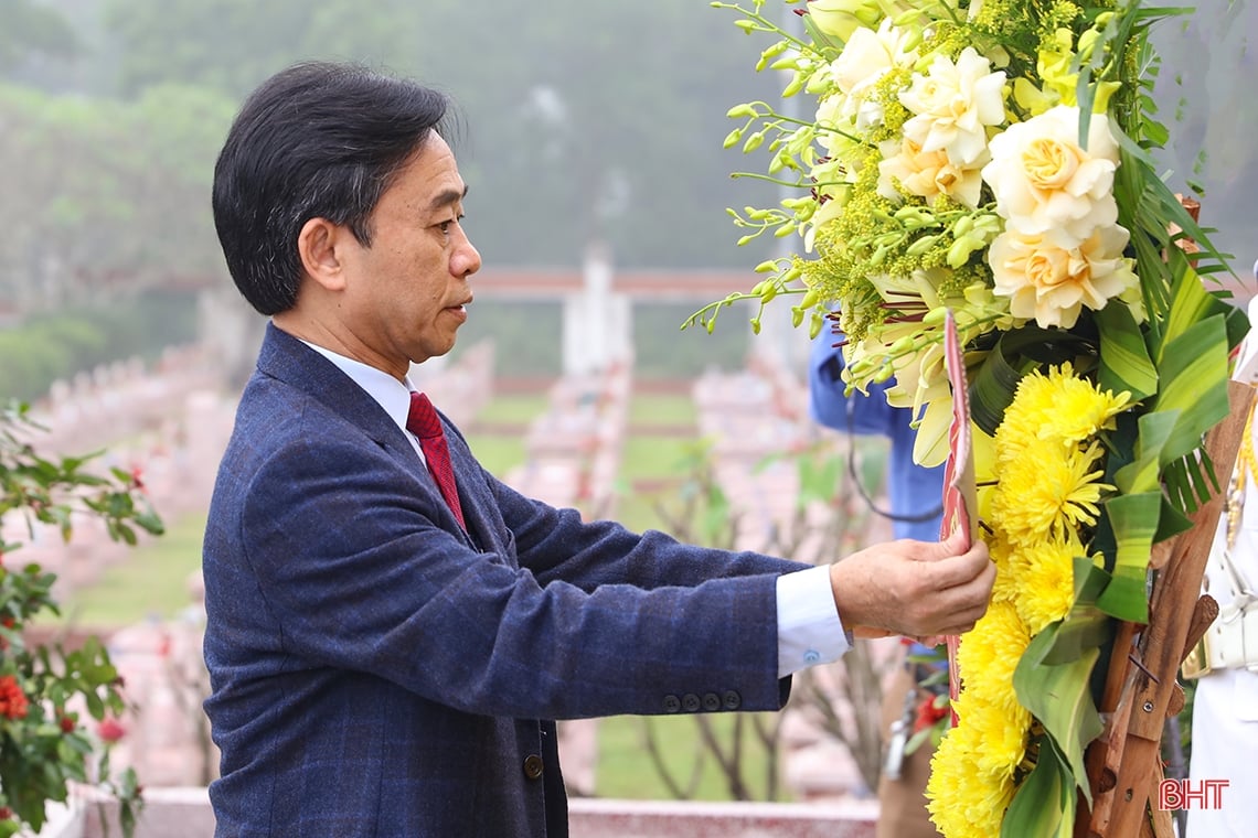 Ha Tinh leaders offer incense at red addresses on the occasion of the 94th anniversary of the Party's founding