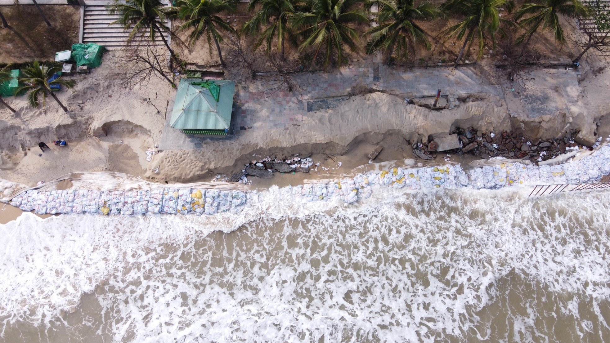 Scene of hundreds of meters of temporary dike built to save 'most beautiful beach in Asia' photo 2