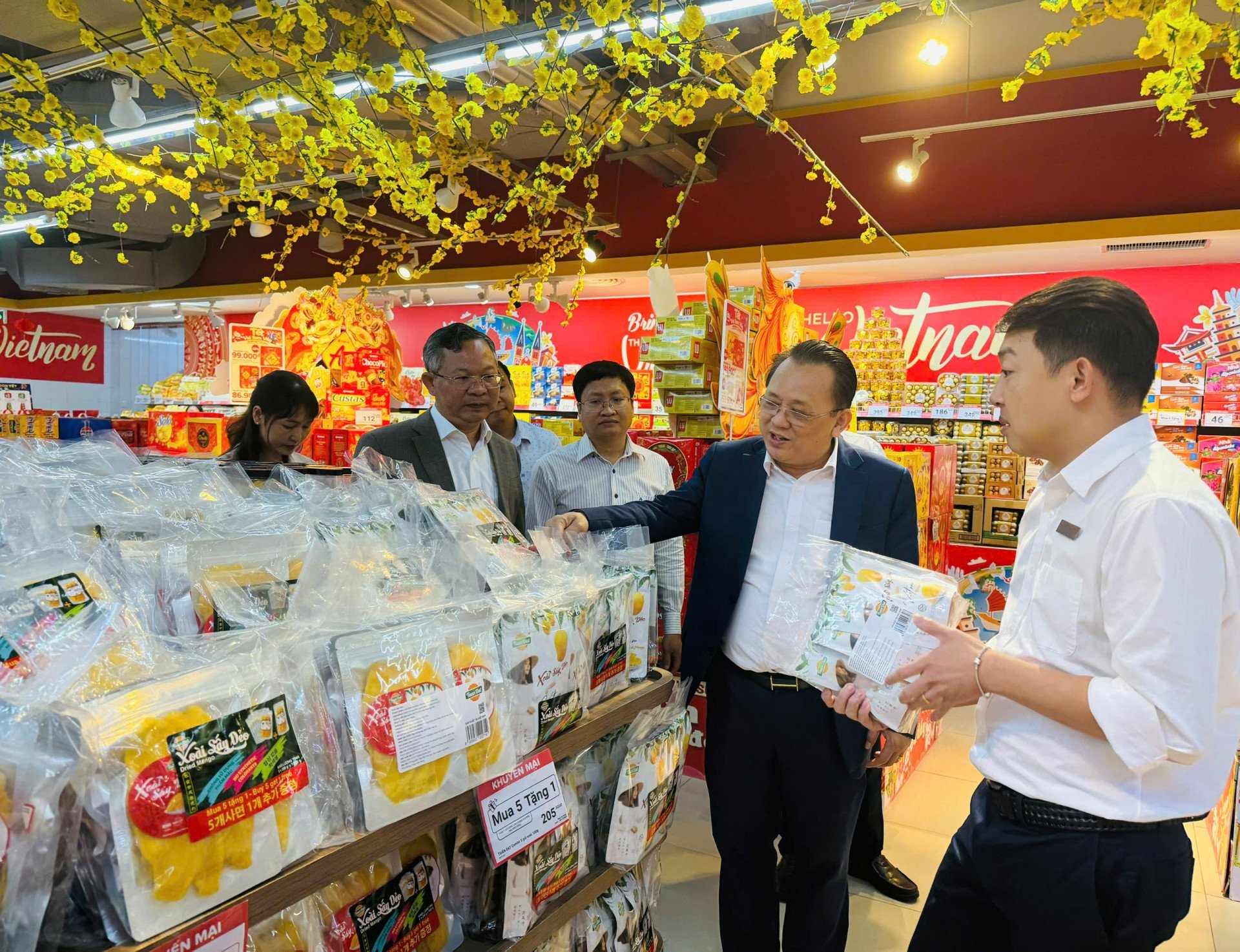 M. Le Huu Hoang saisit la situation des marchandises au supermarché Winmart de Nha Trang.