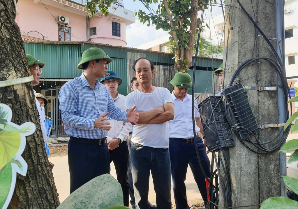 Chủ tịch UBND TP Uông Bí Phạm Tuấn Đạt trao đổi, nắm tâm tư người dân bị ảnh hưởng bởi dự án chính trang đô thị của thành phố.