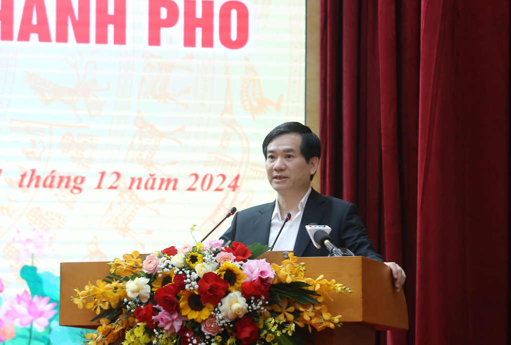 Le camarade Vu Quyet Tien, secrétaire du comité du parti de la ville d'Ha Long, a prononcé le discours d'ouverture de la conférence.