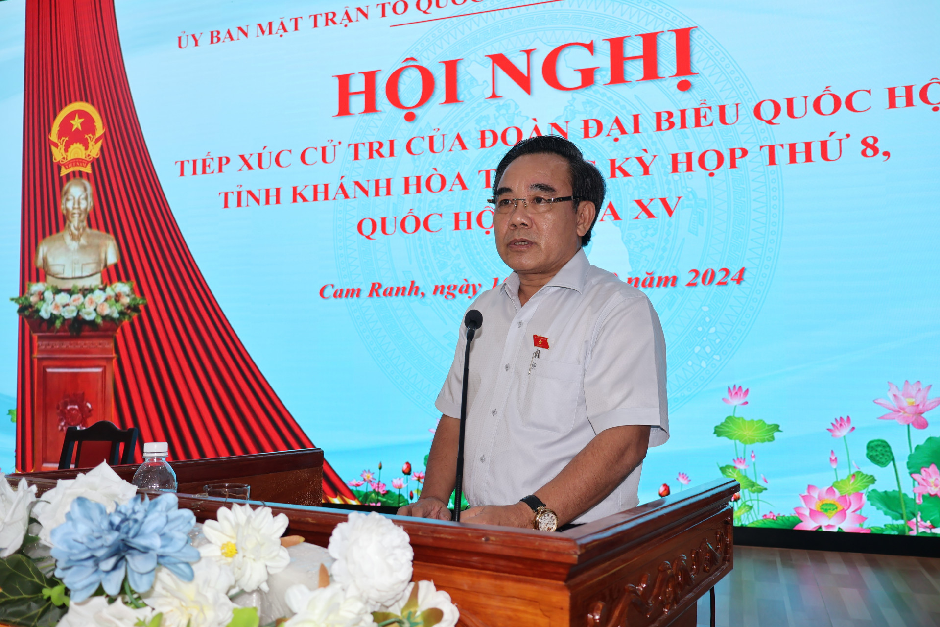 Mr. Le Huu Tri spoke at the meeting with voters.