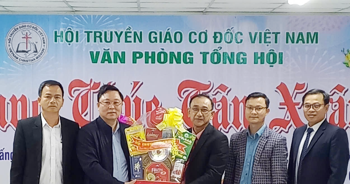 Leaders of Quang Nam Provincial Front visit and wish a happy new year to religious establishments