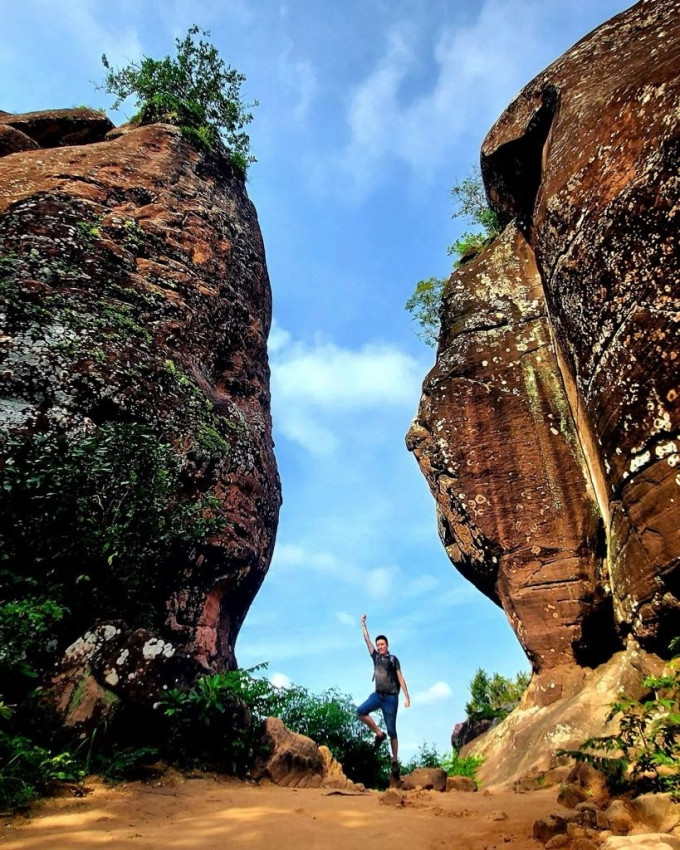 Tourists take photos between two cliffs of Phu Sing Gate. Photo: Picha phoo