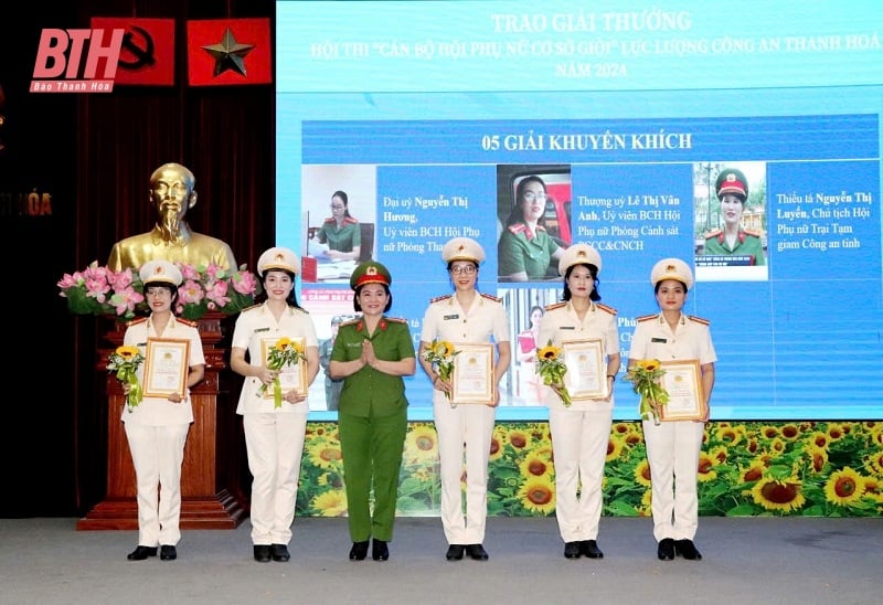 Cérémonie de remise des prix du concours « Excellents cadres syndicaux féminins de base » de la police de Thanh Hoa