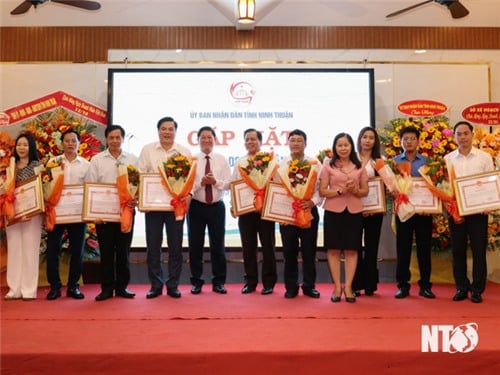 Comité Popular Provincial: Reunión para celebrar el Día de los Emprendedores de Vietnam