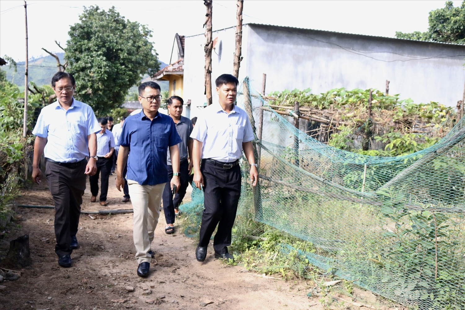 Trước khi làm việc với UBND huyện Sa Thầy, Đoàn công tác của Uỷ ban Dân tộc đã đi kiểm tra thực tế việc triển khai hỗ trợ cho các hộ đồng bào DTTS trên địa bàn xã Ya Ly