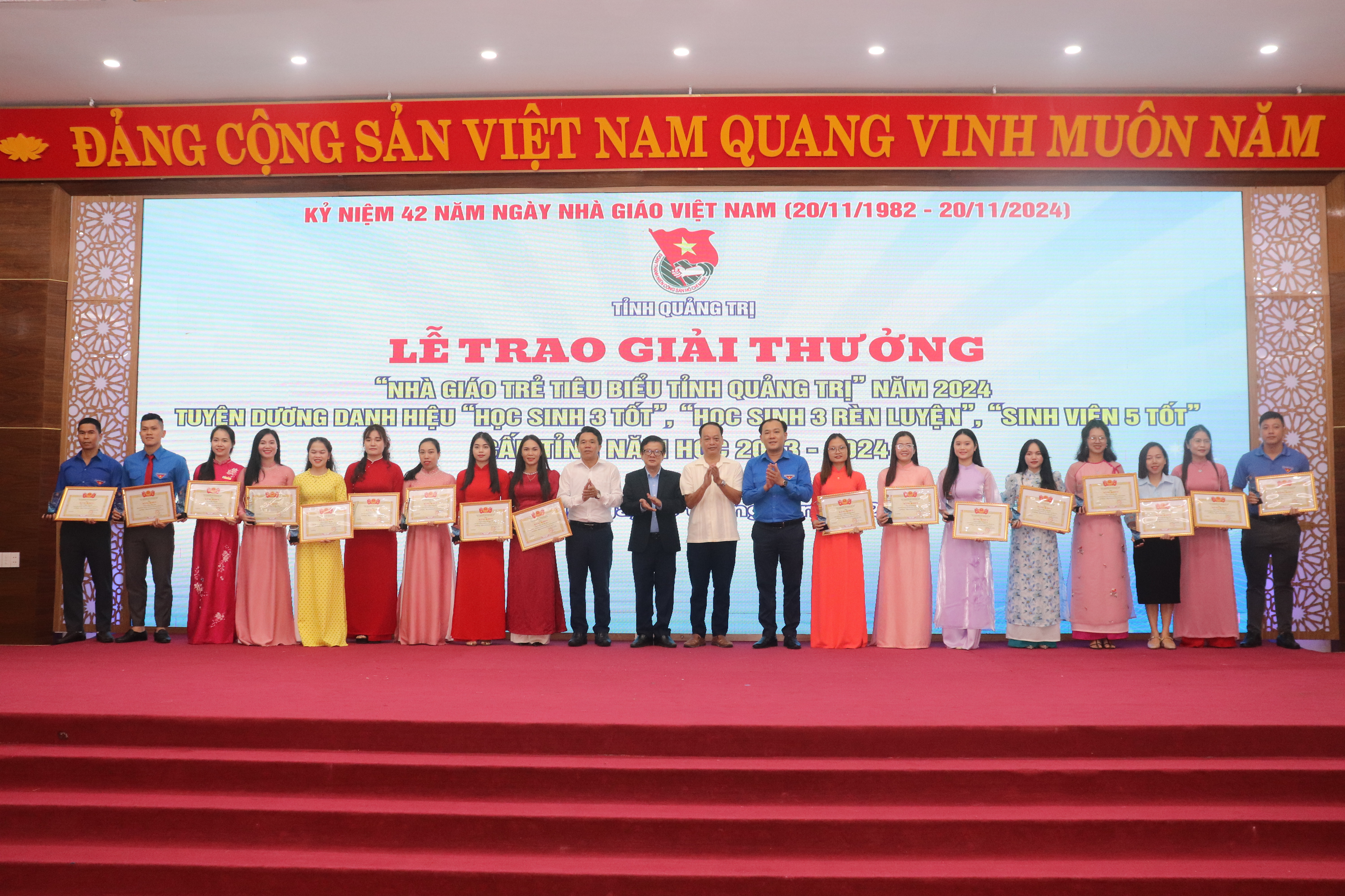 Trao Giải thưởng “Nhà giáo trẻ tiêu biểu” và tuyên dương học sinh, sinh viên xuất sắc 