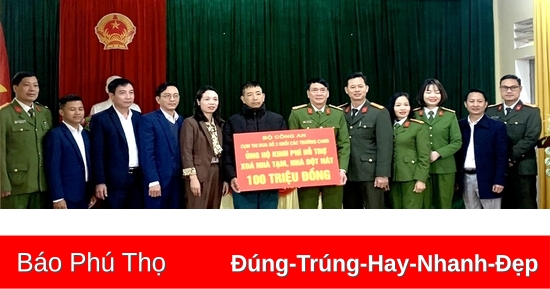 Trao kinh phí hỗ trợ xóa nhà tạm tại xã Phú Khê