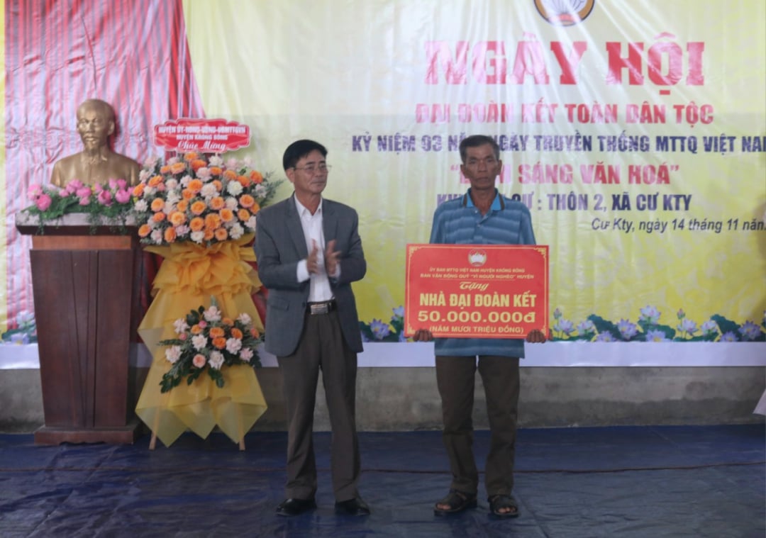 Președintele Comitetului Frontului Patriei Vietnam din districtul Krong Bong, Tran Thanh Hong, a prezentat fonduri pentru construirea de case Marea Unitate pentru gospodăriile cu dificultăți de locuit din satul 2.