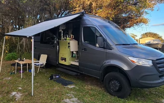 La vie actuelle de Caitlin avec une voiture transformée en mobil-home. Photo : SWSN