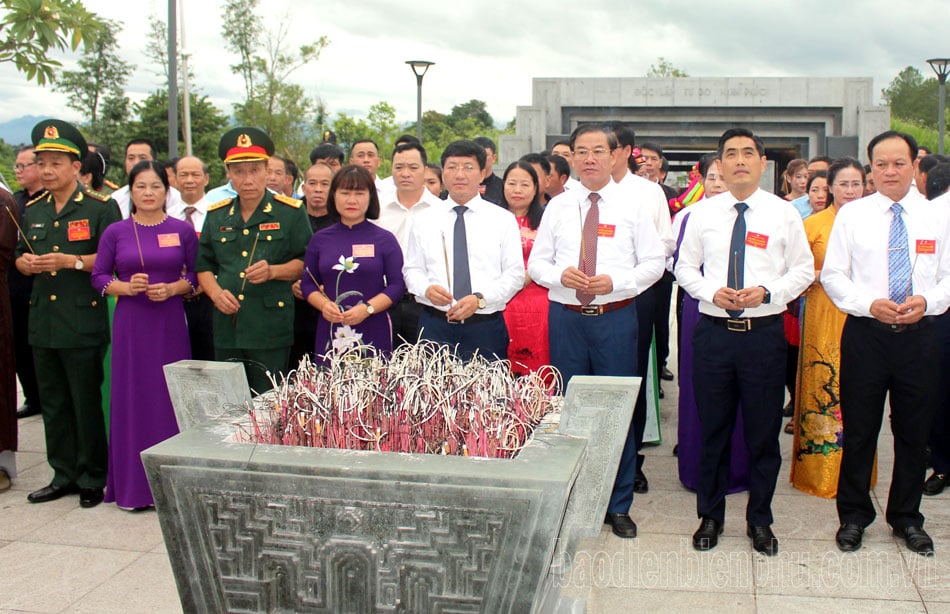 Los delegados asistentes al 13º Congreso Provincial del Frente Patriótico de Vietnam ofrecieron incienso en el Templo de los Mártires en el campo de batalla de Dien Bien Phu.