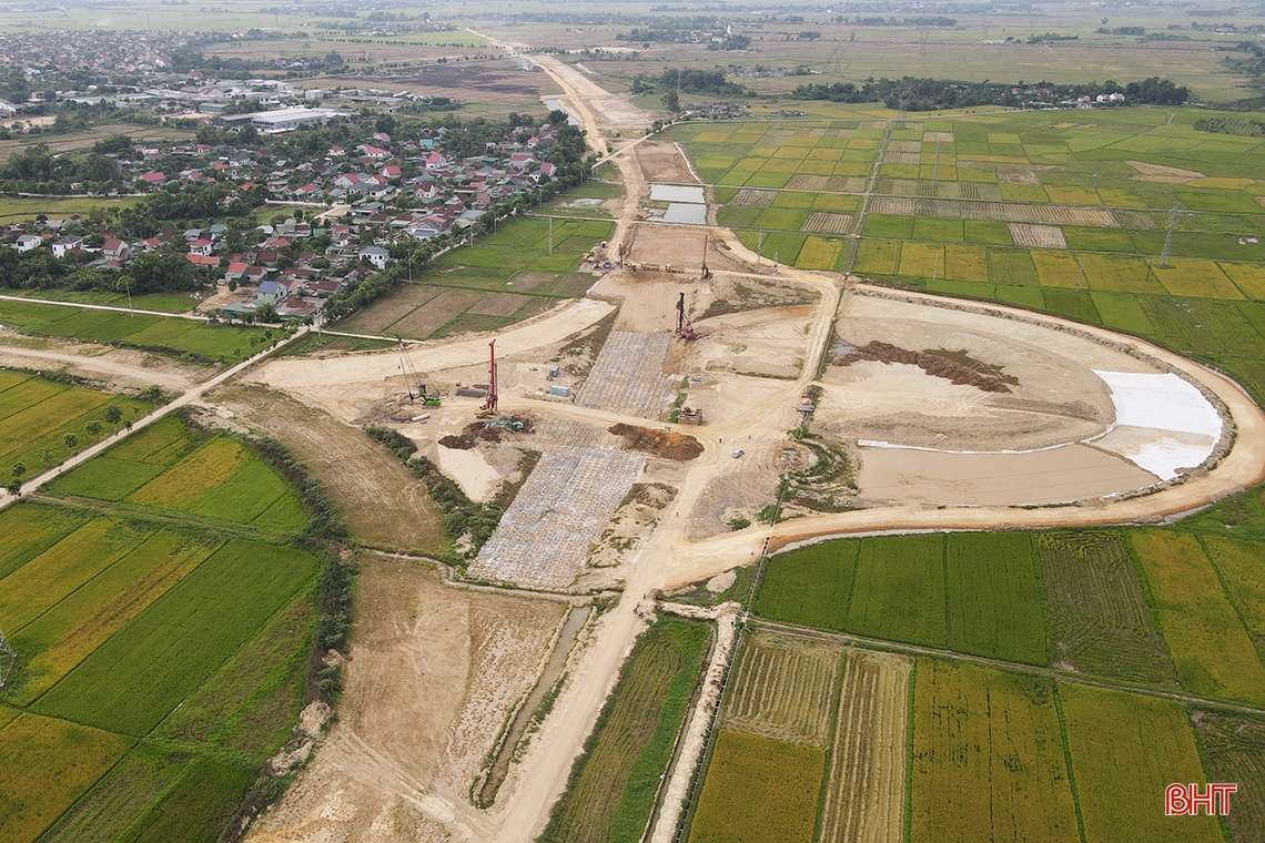 Le chantier de construction de l'autoroute Nord-Sud à Ha Tinh est très animé pendant les vacances du 2 septembre