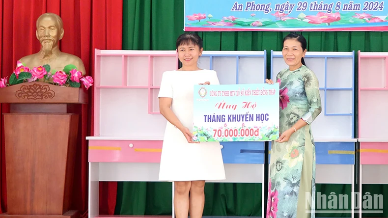 Đồng Tháp: Trao học bổng, tủ sách khuyến học dịp năm học mới ảnh 2