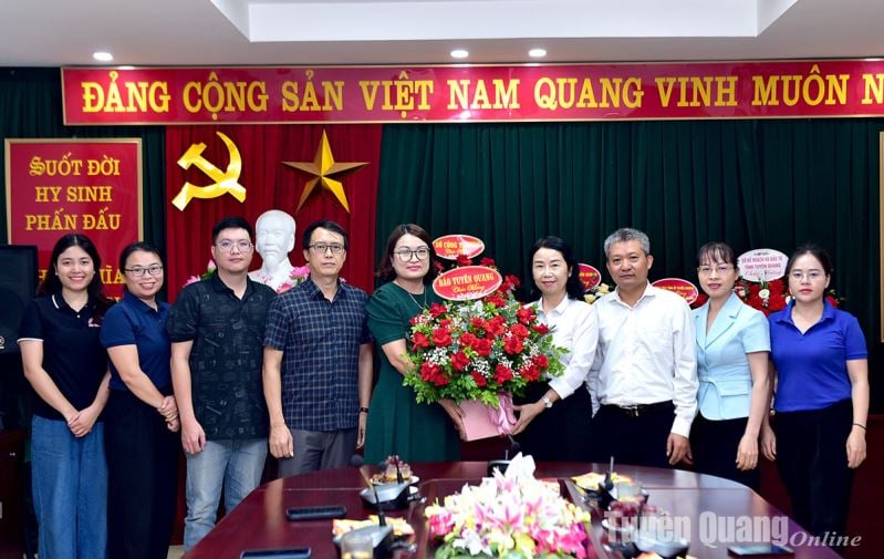 Báo Tuyên Quang chúc mừng Ban Dân vận Tỉnh ủy nhân ngày truyền thống