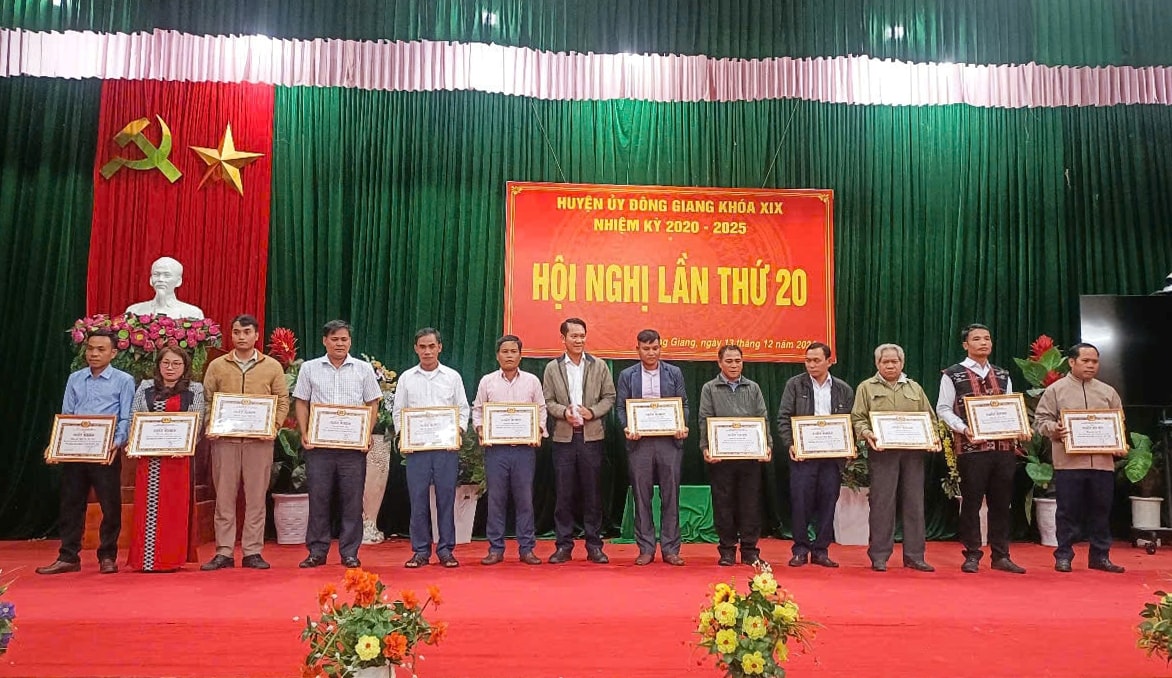 pho-bi-thu-huyen-uy-dinh-van-bao-tang-giay-khen-cac-ca-nhan-hoan-thanh-xuat-sac-nhiem-vu-5-nam-lien-2020-2024-.jpg