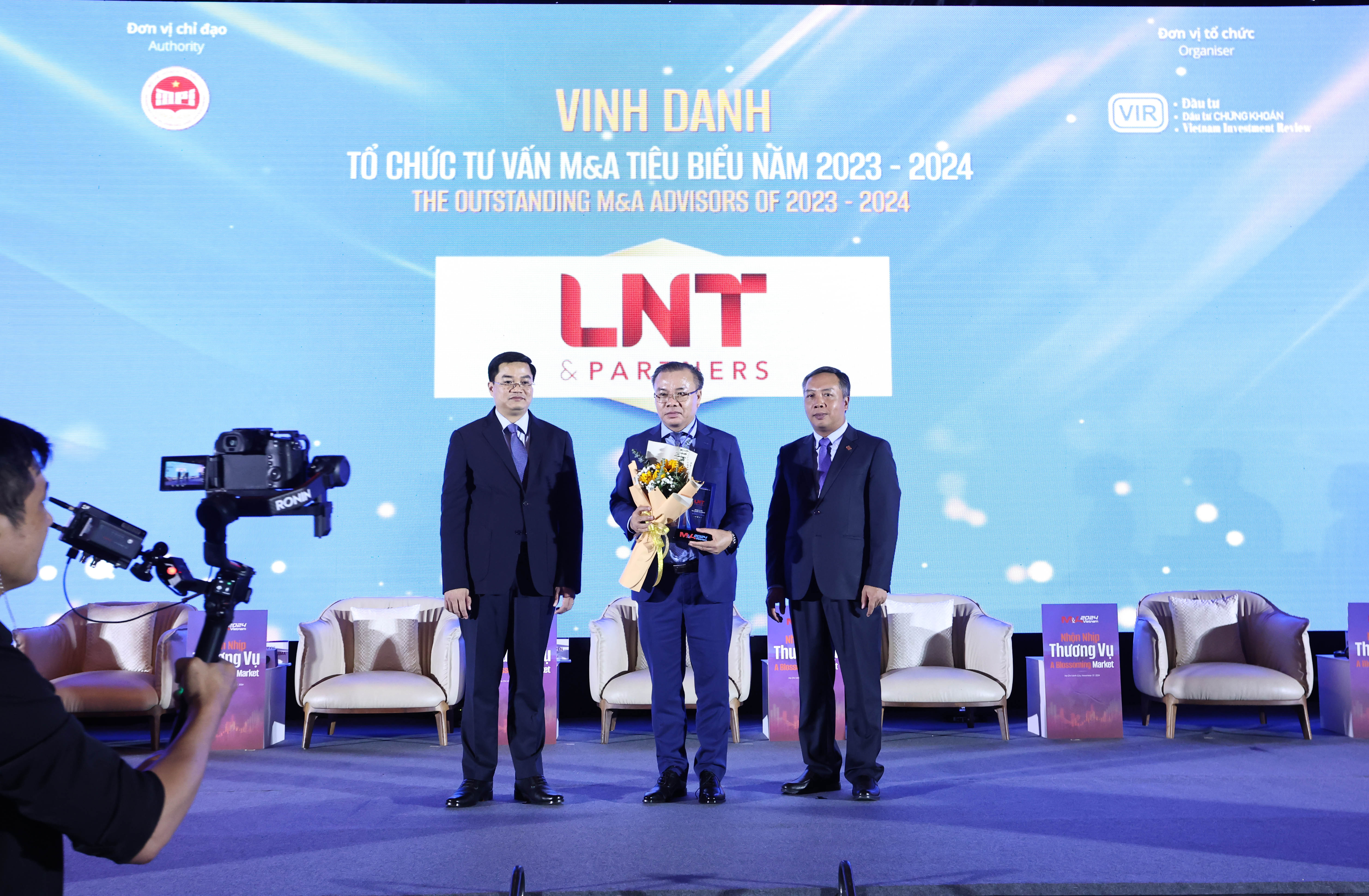 Representative of LNT Law Firm LLC & Members received flowers and a commemorative medal honoring the typical M&A consulting organization 2023-2024.
