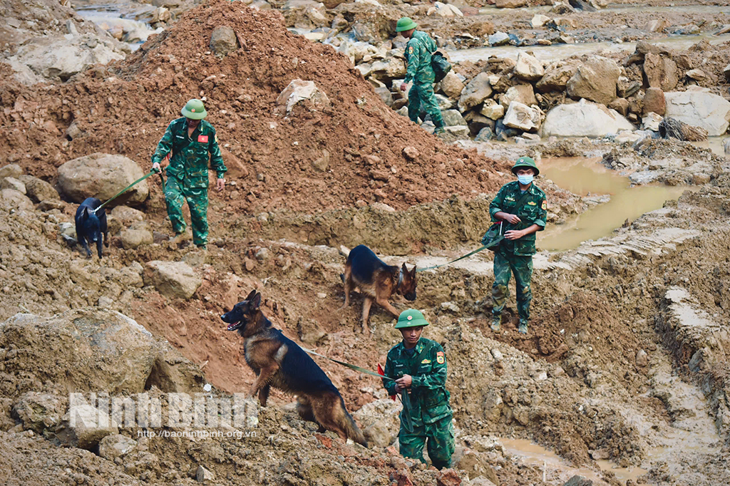 Un groupe de volontaires de la province de Ninh Binh a visité et offert des cadeaux pour soutenir les victimes des inondations dans le district de Bac Ha, à Lao Cai