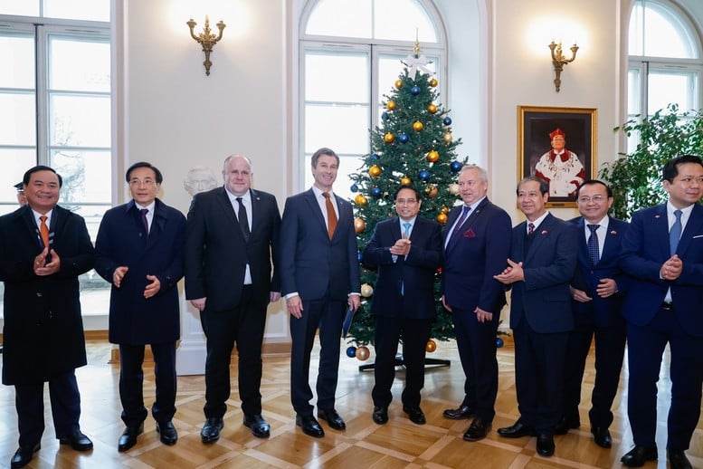 Prime Minister Pham Minh Chinh and representatives of the Warsaw University leadership - Photo: VGP/Nhat Bac