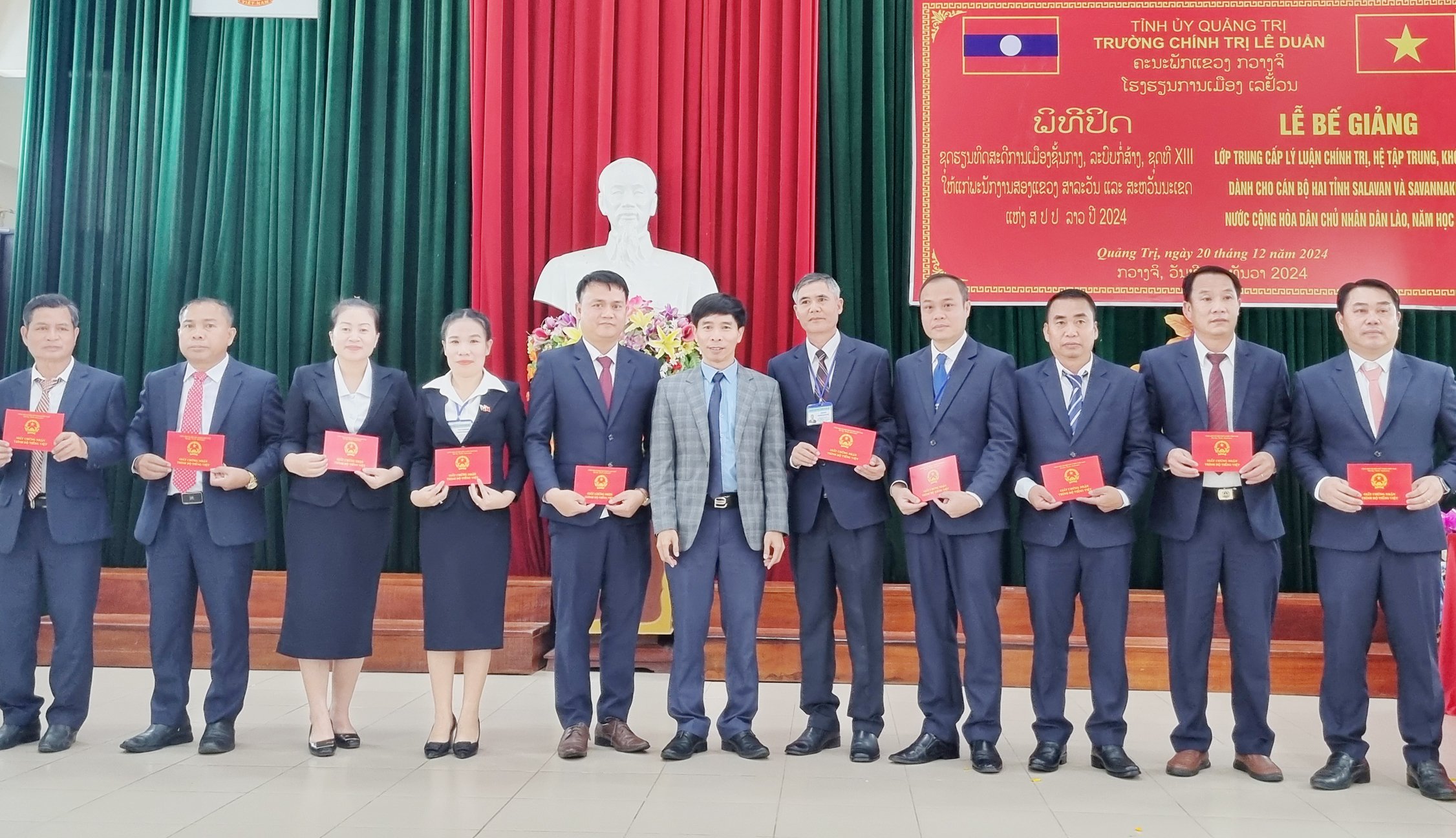 Cérémonie de clôture du cours de théorie politique intermédiaire pour les cadres des provinces de Savannakhet et de Salavan