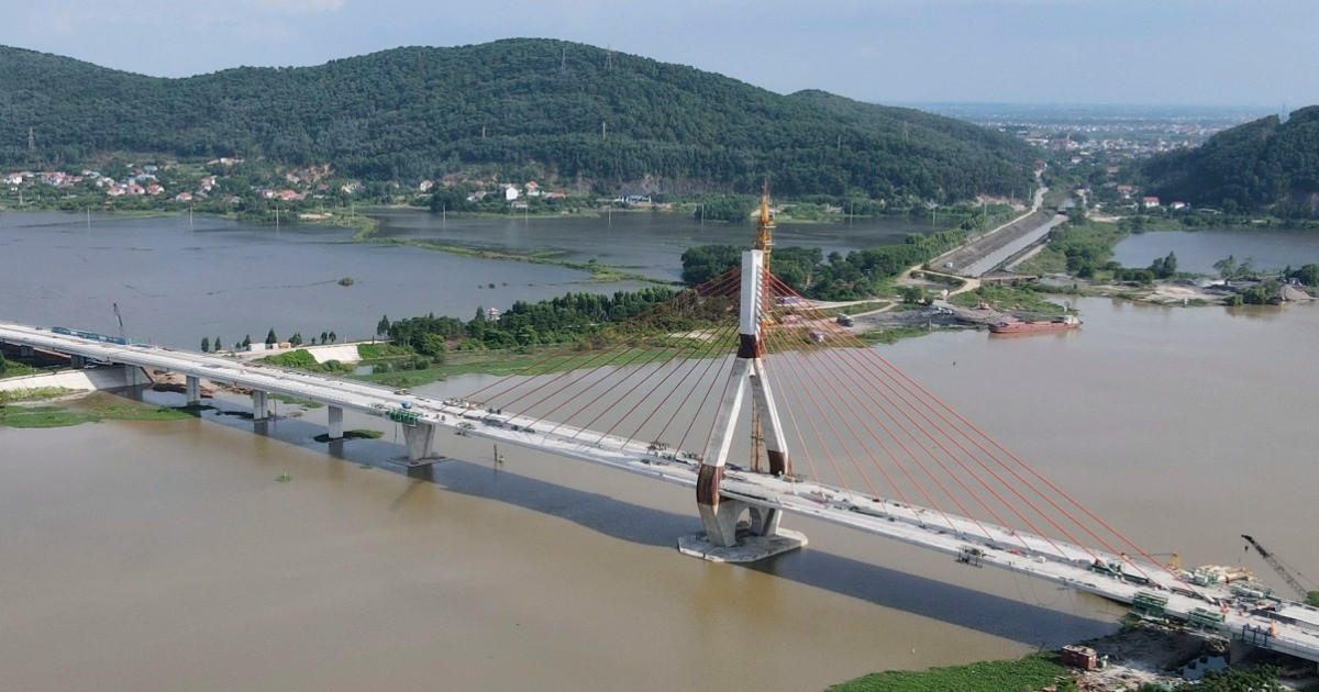 ภาพระยะใกล้ของสะพานด่งเวียดมูลค่า 1,500 พันล้านดองที่เชื่อมระหว่างไฮเซืองและบั๊กซางกำลังจะเปิดให้สัญจรได้