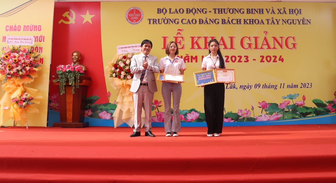 タイグエン工科大学のグエン・タイ・ビン校長が学生たちに奨学金を授与している。