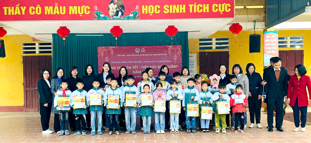 Trao quà Tết cho học sinh có hoàn cảnh khó khăn