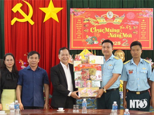 Le camarade Tran Minh Luc, membre du Comité provincial du Parti, vice-président du Conseil populaire provincial, a rendu visite à la police, aux unités militaires et aux personnes âgées et a souhaité une bonne année.