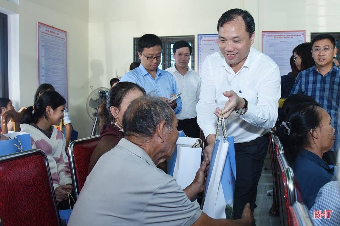 Vice Chairman of the National Assembly wishes a happy new year to people, officers and soldiers in Ha Tinh