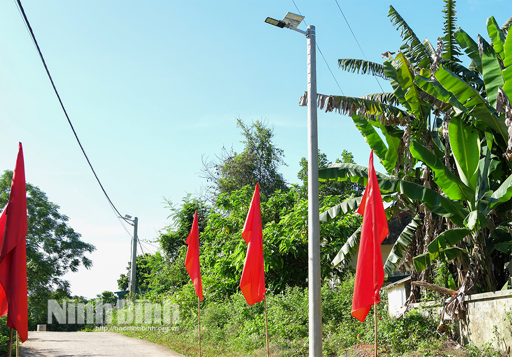 Placing a signboard at the project to welcome the 12th Provincial Congress of the Vietnam Fatherland Front