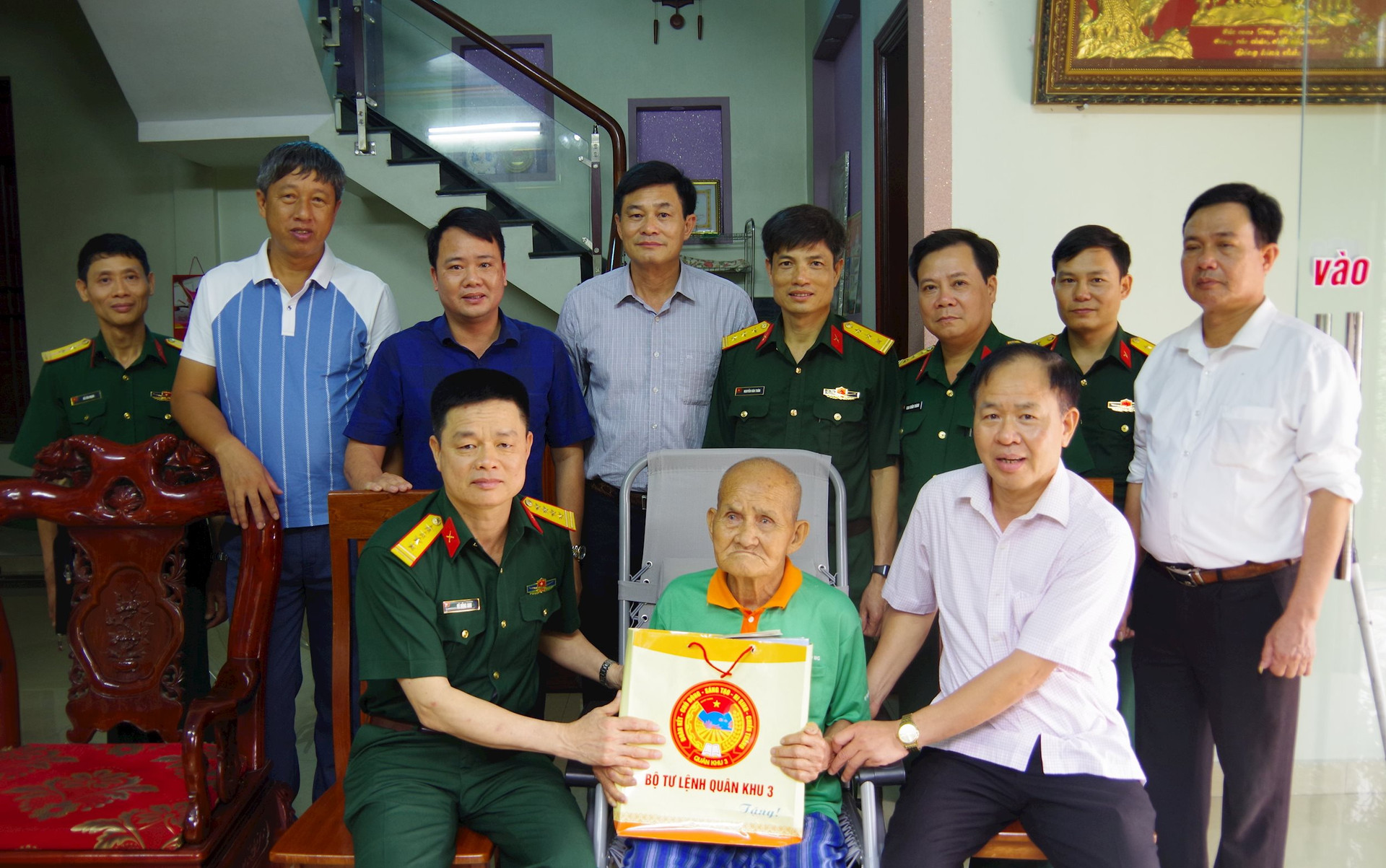 El Comando Militar Provincial de Hai Duong visita y entrega obsequios a los veteranos que participan en la Campaña de Dien Bien Phu