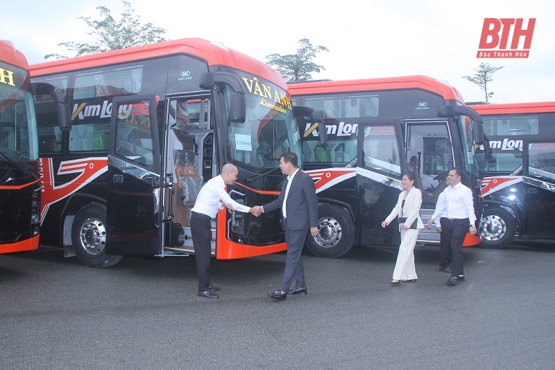 ក្រុមហ៊ុន Van Anh Limousine បានចុះកិច្ចសន្យាទិញរថយន្ត KimLong 99 និង KimLong X9 ចំនួន ២៥០គ្រឿង សម្រាប់ដឹកជញ្ជូនអ្នកដំណើរ។