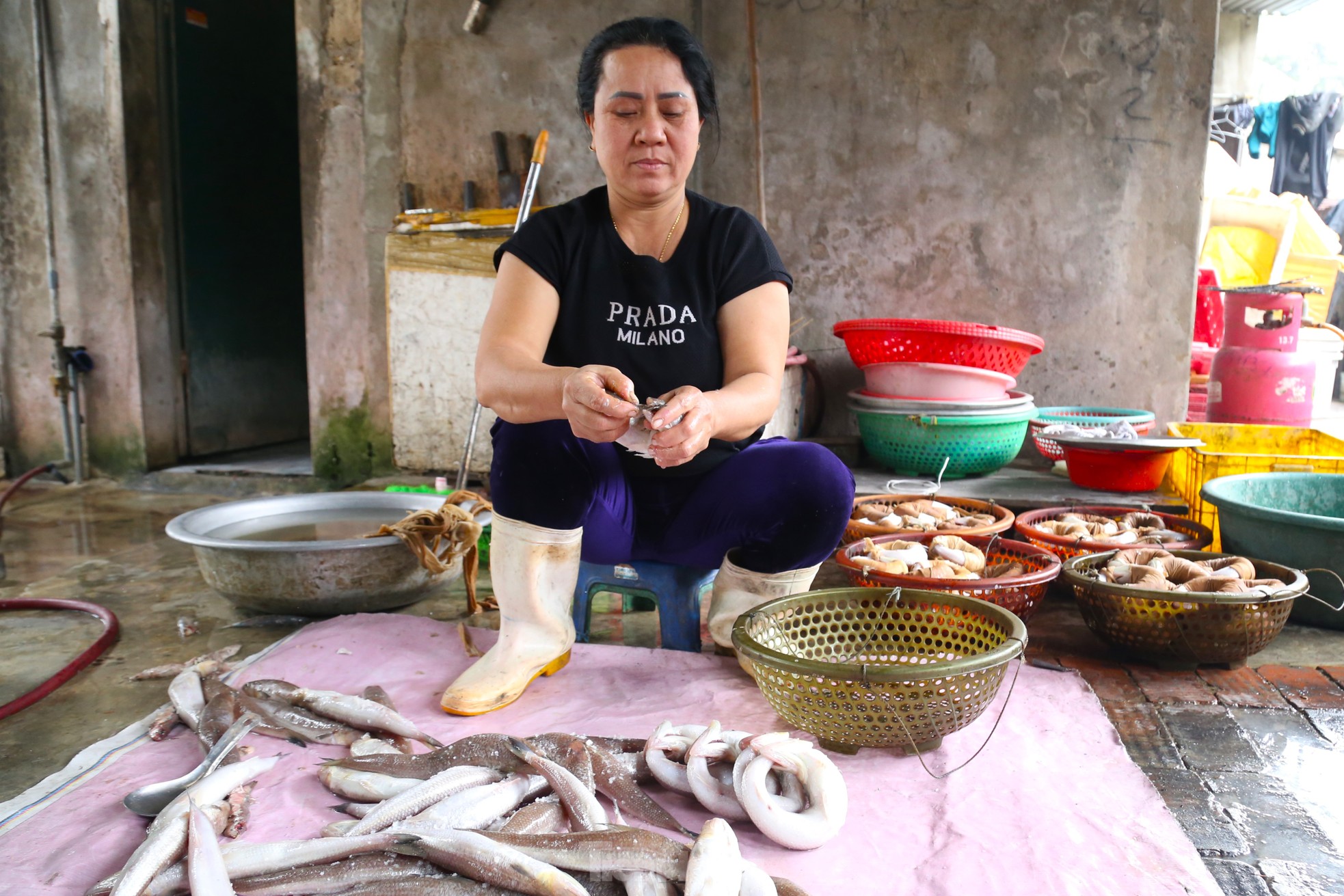 Người dân làng chài đỏ lửa xông đặc sản ‘cá ông trời’ dịp Tết ảnh 2