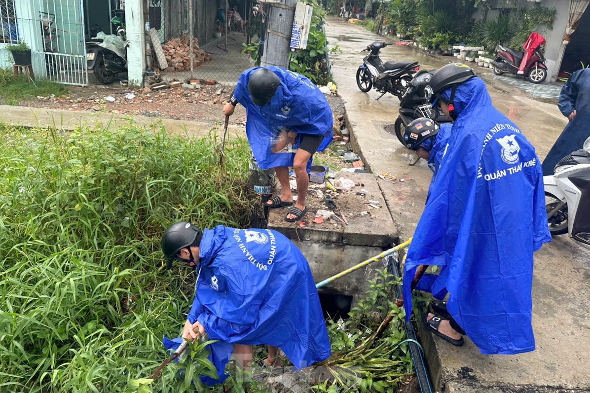 Da Nang aktiviert ein Freiwilligenteam, um Menschen bei der Vorbeugung des Sturms Tra Mi zu helfen. Foto 10