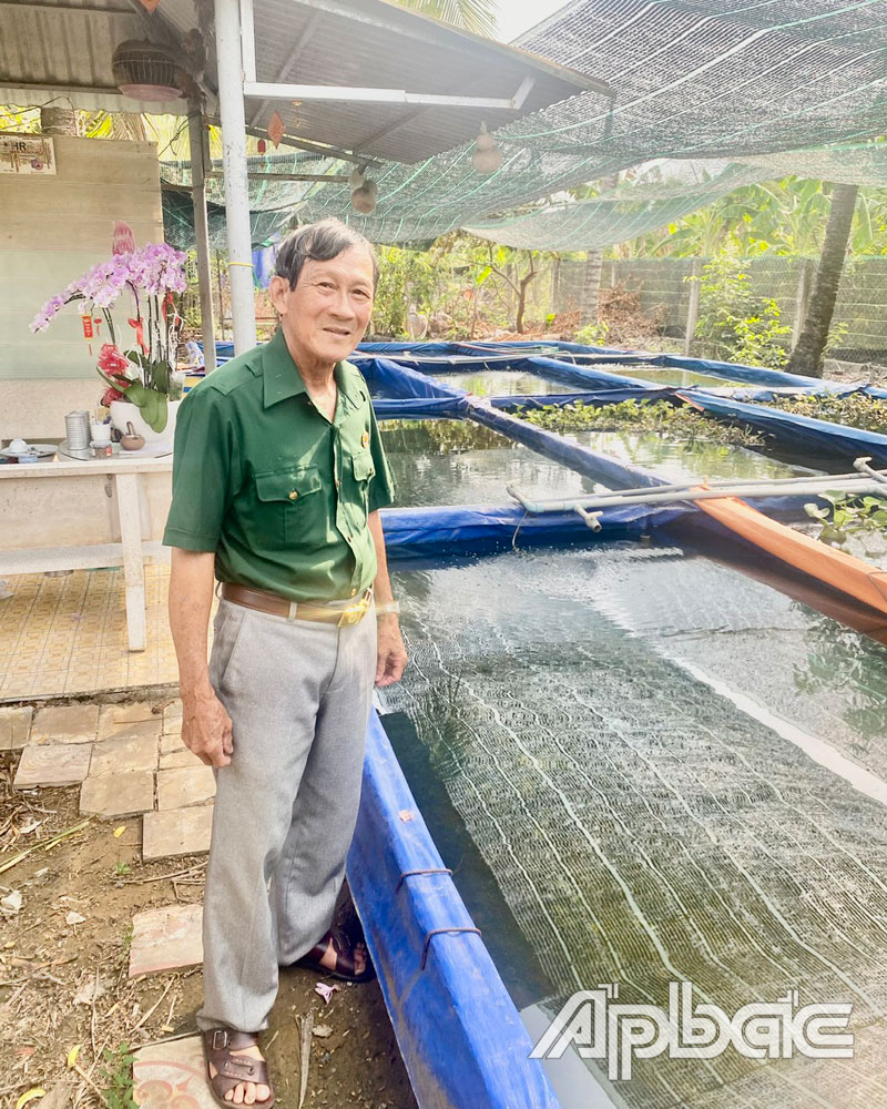 El señor Tuoi junto al acuario de su familia.