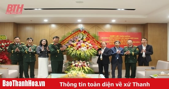 Phó Chủ tịch Thường trực HĐND tỉnh Lê Tiến Lam chúc mừng Viễn thông Viettel chi nhánh Thanh Hóa và Nhà máy Z111